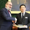 Chủ tịch Tòa Thẩm kế Bỉ Philippe Roland tặng quà lưu niệm cho Tổng Kiểm toán Nhà nước Việt Nam Hồ Đức Phớc. (Ảnh: Kim Chung/TTXVN)