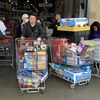 Người dân mua tích trữ nước uống và thực phẩm tại Los Angeles, California, Mỹ, trong bối cảnh bùng phát dịch COVID-19. (Ảnh: AFP/TTXVN)