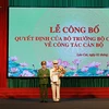Thứ trưởng Lê Quý Vương trao quyết định cho đồng chí Đại tá Lưu Hồng Quảng. (Nguồn: cand.com.vn)