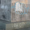 Những hình vẽ bằng nghệ thuật graffiti lên tường phía mặt sau phù điêu của tượng đài 16/4. (Ảnh: Nguyễn Thành/TTXVN)
