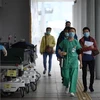 Nhân viên y tế làm việc tại bệnh viện Princess Margaret ở Hong Kong, Trung Quốc. (Ảnh: AFP/TTXVN)
