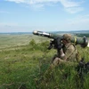 Binh sỹ Mỹ bắn tên lửa chống tăng Javelin trong cuộc tập trận tại Varpalota, Hungary. (Ảnh: AFP/TTXVN)