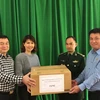 Hội Cựu chiến binh TTXVN cùng nhà tài trợ Công ty CP Suối Hai Galaxy tặng bộ Chỉ huy Bộ đội biên phòng tỉnh Hà Giang 300 chiếc khẩu trang. (Ảnh: PV/Vietnam+)