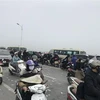 Vụ tai nạn khiến giao thông ùn tắc cả 2 chiều trên cầu Vĩnh Tuy. (Ảnh: Minh Quyết/TTXVN)