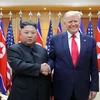 Nhà lãnh đạo Triều Tiên Kim Jong-un (trái) và Tổng thống Mỹ Donald Trump (phải) trong cuộc gặp tại Khu phi quân sự ở biên giới liên Triều ngày 30/6/2019. (Ảnh: AFP/TTXVN)