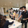 Hành khách làm thủ tục khai báo y tế trước khi nhập cảnh vào Việt Nam tại cửa khẩu Sân bay quốc tế Nội Bài (Hà Nội). (Ảnh: Dương Giang/TTXVN)