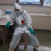 Một nhân viên y tế nghỉ ngơi sau khi kiệt sức vì chăm sóc bệnh nhân nhiễm COVID-19 tại một bệnh viện ở Changwon, Hàn Quốc. (Ảnh: YONHAP/TTXVN)