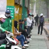 Người dân đeo khẩu trang tại bến xe buýt Long Biên. (Ảnh: Minh Quyết/TTXVN)