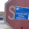 Bảng chỉ dẫn đường đến khu xét nghiệm COVID-19 trước cửa một bệnh viện tại thành phố Cape Town, Nam Phi. (Ảnh: Phi Hùng/TTXVN)
