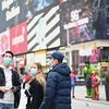 Người dân đeo khẩu trang đề phòng lây nhiễm COVID-19 tại New York, Mỹ. (Ảnh: AFP/TTXVN)