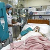Điều trị một ca ngộ độc rượu tại Trung tâm Chống độc - Bệnh viện Bạch Mai. (Ảnh: Dương Ngọc/TTXVN)