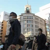 Người dân đeo khẩu trang phòng lây nhiễm COVID-19 tại Tokyo, Nhật Bản. (Ảnh: THX/TTXVN)
