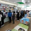 Người dân xếp hàng chờ mua khẩu trang tại một hiệu thuốc ở Gwangju, Hàn Quốc. (Ảnh: Yonhap/TTXVN)