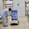 Robot Tâm An có thể tiếp xúc trực tiếp, phục vụ cho người bệnh. (Ảnh: Mai Trang/TTXVN)