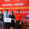 Công ty Honda ôtô Ninh Bình trao tặng 2.000 khẩu trang cho chương trình. (Ảnh: Minh Đức/TTXVN)