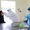Nhân viên y tế lấy mẫu bệnh phẩm của người nghi nhiễm virus SARS-CoV-2 nhằm phát hiện sớm những người bị nhiễm. (Ảnh: Dương Giang/TTXVN)