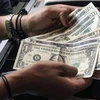 Người dân sử dụng đồng đôla Mỹ để thanh toán tại nhà hàng ở Caracas, Venezuela. (Ảnh: AFP/TTXVN)
