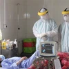 Các bác sỹ theo dõi diễn biến sức khỏe bệnh nhân nhiễm COVID-19 tại Bệnh viện bệnh lý hô hấp cấp tính số 2 (thành phố Hạ Long). (Ảnh: TTXVN phát)