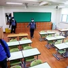 Nhân viên y tế tiến hành khử khuẩn lớp học tại Hàn Quốc. (Nguồn: abcnews.go.com)