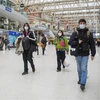 Người dân đeo khẩu trang phòng dịch COVID-19 tại nhà ga Waterloo, một trong những nơi đông đúc nhất London, Anh. (Ảnh: THX/TTXVN)