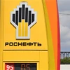 Biểu tượng của tập đoàn dầu mỏ Rosneft tại một trạm xăng ở Moskva, Nga. (Ảnh: AFP/TTXVN)