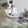 Nhân viên y tế điều trị cho bệnh nhân nhiễm COVID-19 tại bệnh viện Louis Pasteur ở Colmar, Pháp. (Ảnh: AFP/TTXVN)