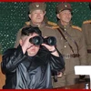 Nhà lãnh đạo Triều Tiên Kim Jong-un giám sát một vụ thử nghiệm vũ khí dẫn đường chiến thuật mới. (Ảnh: Yonhap/TTXVN)