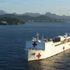 Tàu bệnh viện USNS Comfort của Hải quân Mỹ thả neo tại bờ biển Castries, quốc đảo Saint Lucia. (Ảnh: AFP/TTXVN)