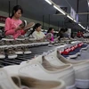 Dây chuyền sản xuất da giày xuất khẩu sang thị trường EU. (Ảnh: TTXVN)