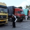 Tất cả các xe nhập cảnh vào Việt Nam tại cửa khẩu Kim Thành đều được phun thuốc khử trùng trong khoang lái và tổng thành xe. (Ảnh: Quốc Khánh/TTXVN)