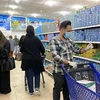 Người dân đeo khẩu trang phòng lây nhiễm COVID-19 tại một siêu thị ở Tripoli, Libya. (Ảnh: AFP/TTXVN)