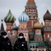 Cảnh sát Nga tuần tra trên Quảng trường Đỏ ở Moskva. (Ảnh: AFP/TTXVN)