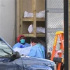 Nhân viên y tế chuyển thi thể bệnh nhân COVID-19 từ một nhà xác dã chiến tới Trung tâm y tế Do thái Kingsbrook ở Brooklyn, New York, Mỹ. (Ảnh: AFP/TTXVN)