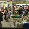 Người dân mua sắm tại một chợ ở Singapore. (Ảnh: AFP/TTXVN)