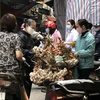 Mua bán tại chợ dân sinh tự phát trên phố Nguyễn Cao, quận Hai Bà Trưng. (Ảnh: Trần Việt/TTXVN)