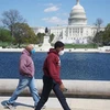 Người dân đeo khẩu trang phòng lây nhiễm COVID-19 tại Washington D.C., Mỹ. (Ảnh: THX/TTXVN)