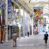 Nhiều cửa hàng phải đóng cửa do dịch COVID-19 tại khu phố thương mại ở Gifu, Nhật Bản. (Ảnh: Kyodo/TTXVN)