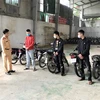 Cảnh sát giao thông công an thành phố Việt Trì làm việc với một số đối tượng vi phạm. (Ảnh: Trung Kiên/TTXVN)