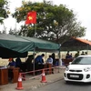 Các đoàn viên thanh niên tham gia hỗ trợ các lực lượng chức năg tại chốt kiểm soát trên tuyến đường ven biển tỉnh Quảng Nam tiếp giáp với thành phố Đà Nẵng. (Ảnh: Trịnh Bang Nhiệm/TTXVN)