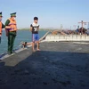 Biên phòng Cửa khẩu cảng Bà Rịa-Vũng Tàu kiểm tra hành chính trên phương tiện HP 4393. (Ảnh: Huỳnh Ngọc Sơn/TTXVN)