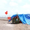 Chốt kiểm dịch số 11 Đồn Biên phòng Cửa khẩu Quốc tế Mộc Bài là một căn lều bạt giữa cánh đồng cạnh đường biên giới. (Ảnh: Xuân Khu/TTXVN)