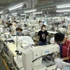 Dây chuyền sản xuất của một công ty sản xuất hàng may mặc Việt Nam tại khu công nghiệp Bá Thiện 2, huyện Bình Xuyên, tỉnh Vĩnh Phúc. (Ảnh: Hoàng Hùng/TTXVN)
