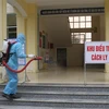 Bệnh viện Đa khoa huyện Nho Quan làm công tác khử trùng ngay sau khi bệnh nhân 228 xuất viện. (Ảnh: Hải Yến/TTXVN)