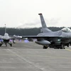 Máy bay chiến đấu F-16 của Không lực Mỹ chuẩn bị cất cánh tại căn cứ không quân Misawa, Nhật Bản. (Ảnh: AFP/TTXVN)