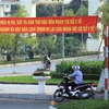 Băngrôn tuyên truyền, hướng dẫn người dân phòng, chống dịch COVID-19 trên đường Mê Linh, thành phố Vĩnh Yên. (Ảnh: Hoàng Hùng/TTXVN)