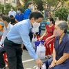 Ông Nguyễn Mạnh Cường, Bí thư quận ủy Thủ Đức, thăm hỏi, trao quà hỗ trợ người dân gặp khó khăn do dịch bệnh. (Ảnh: TTXVN phát)
