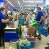 Người dân mua sắm tại hệ thống siêu thị Sài Gòn Co.op. (Ảnh: Thanh Vũ/TTXVN)