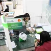 Người dân nộp thuế tại điểm thu Ngân hàng Vietcombank. (Ảnh: Vũ Sinh/TTXVN)