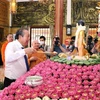 Ủy viên Bộ Chính trị, Phó Thủ tướng Thường trực Chính phủ Trương Hòa Bình thực hiện nghi lễ tắm Phật nhân dịp Đại lễ Phật đản. (Ảnh: Xuân Khu/TTXVN)