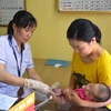 Tiêm vắcxin cho trẻ dưới 1 tuổi. (Ảnh Công Luật/TTXVN)